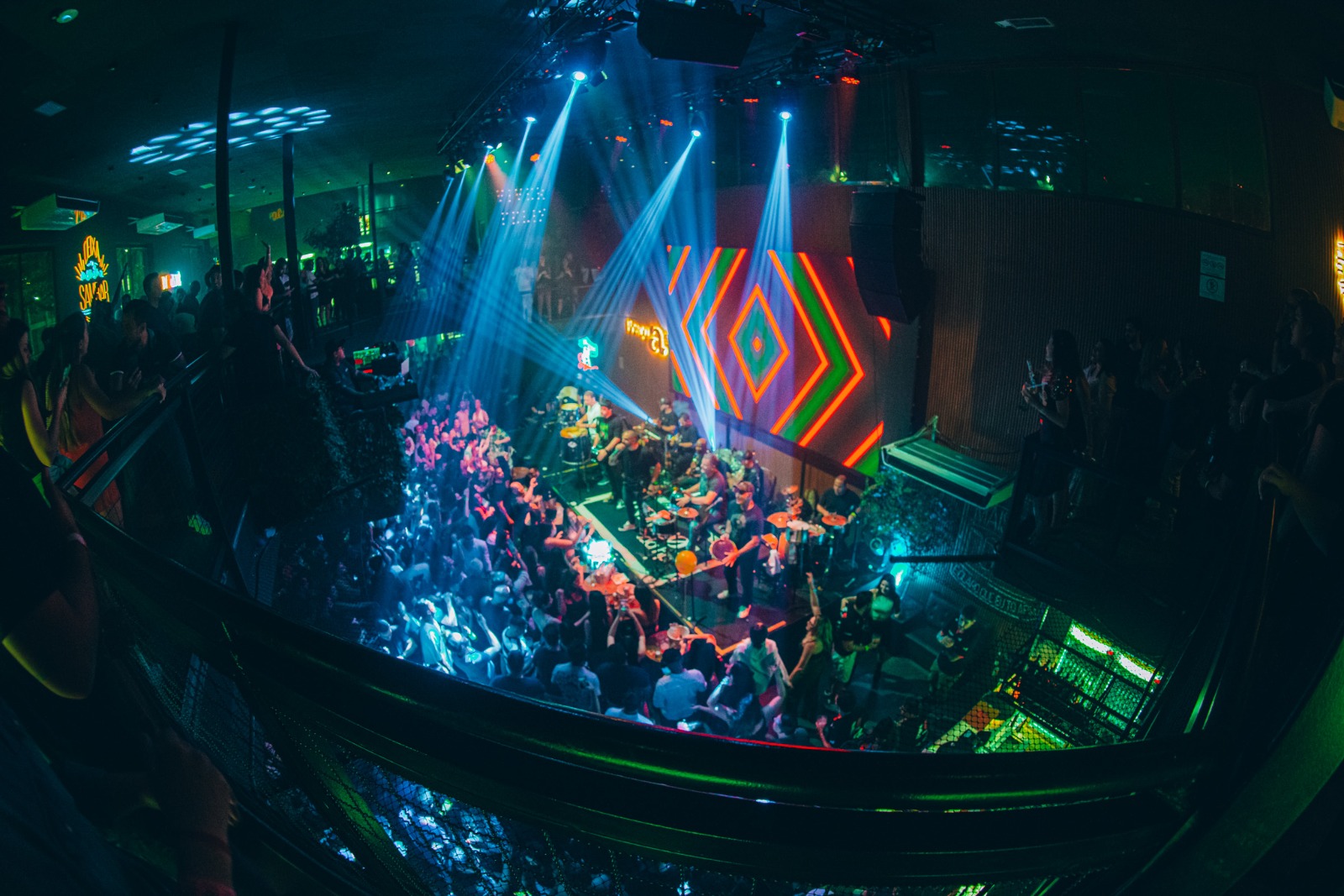 SUPERBAR “Praça A ” completa 1 ano com show de Xande de Pilares na Vila Madalena