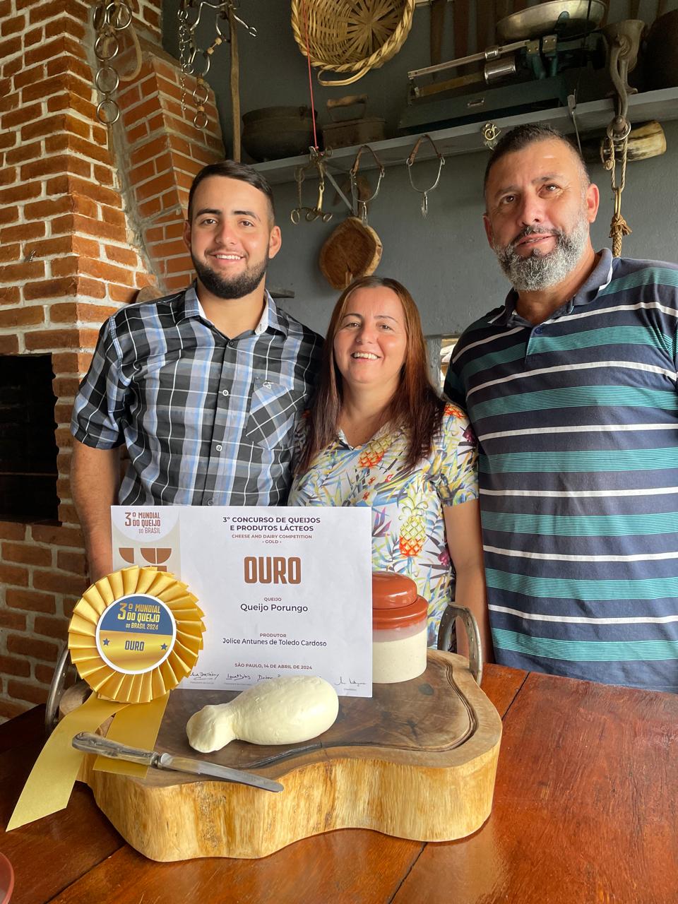 Conheça o porungo de Angatuba, ouro no Mundial do Queijo, vendido à moda antiga
