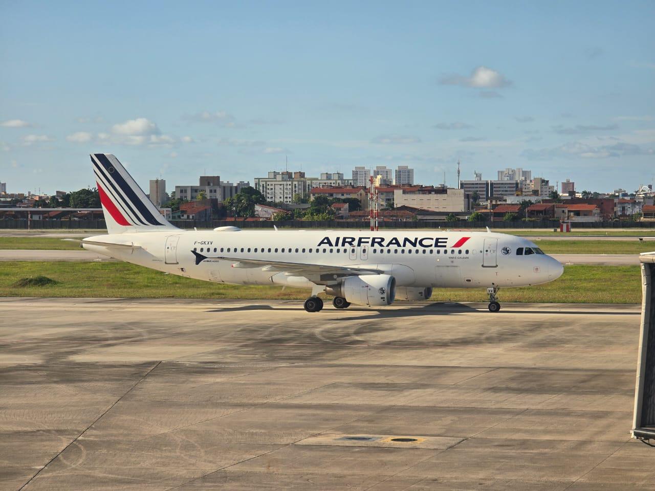 Chegada de voo da Air France vindo de Caiena aquece o turismo internacional de compras de Fortaleza